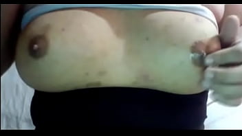 Istri India Memamerkan Payudara Montoknya