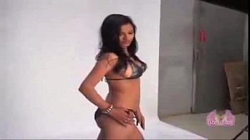 Gadis India Seksi Dalam Bikini Yang Menggoda