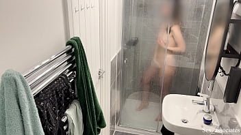 Melihat Gadis Muslim Berhijab Menggoda Diri Di Kamar Mandi.