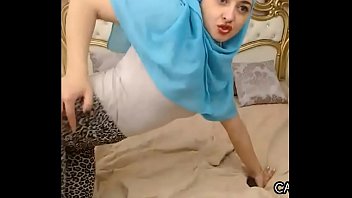Arab Perempuan Seksi Berhijab Dengan Tubuh Montok Menggoda