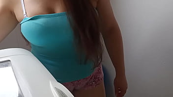 Esposa Descarada Exhibe Su Jugoso Monte De Venus Al Cuñado Caliente En Medellín, Colombia