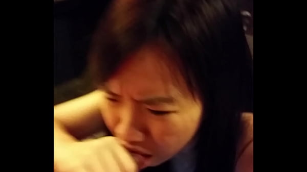 Gadis Asia Yang Menggoda Memberikan Kenikmatan Mulut Yang Tak Terlupakan