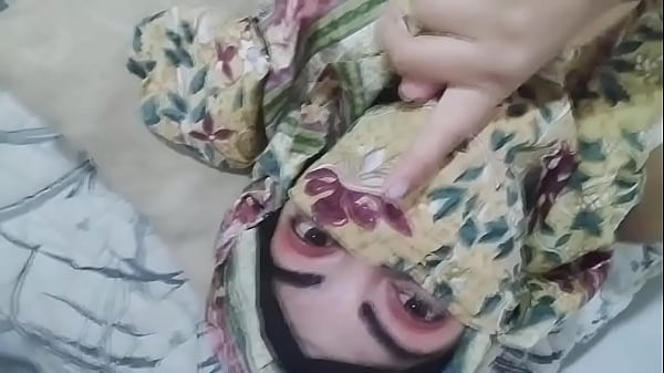 Istri Arab Berhijab Menggairahkan Mengocok Memek Basah Sampai Muncrat Saat Suami Sedang Sholat Di Ruangan Lain