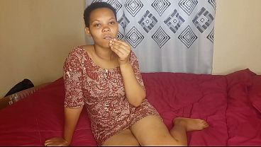 Ibu Menggoda Diri Di Kamar Tidurnya, Memamerkan Liang Basahnya Yang Gelap Dan Menggairahkan.