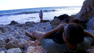 Ibu Pirang Bertato Menunggangi Batang Keras Di Pantai