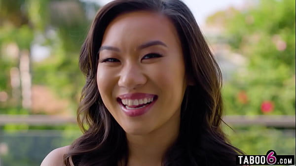 Intim Dengan Kimmy Kimm, Gadis Asia Mungil Yang Tergila-gila Pada Pukulan Pantat Yang Menggairahkan