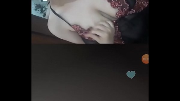 Menggoda Di Depan Kamera Dengan Gerakan Nakal.