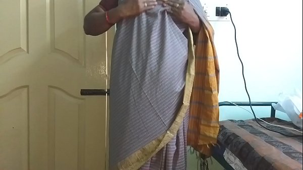Desi Istri Nakal Dari India, Mengenakan Saree Abu-abu, Memamerkan Payudara Besar Dan Memasturasi Memeknya Yang Mulus