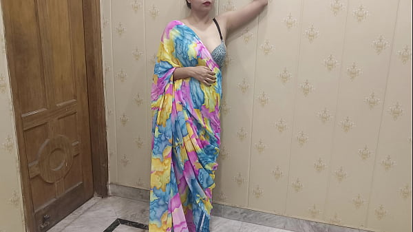 Usne Jab Chhua To Woh Bhadak Uthi Aur Apni Choot Mein Le Li Uska Bada Lund.