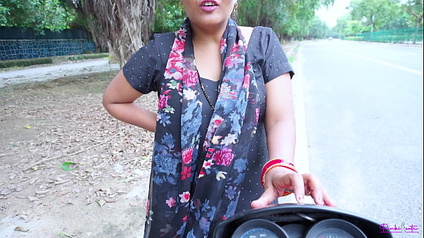 Pelacur Desi India Bhabhi Melayani Klien Untuk Bercinta Di Pinggir Jalan, Ditembak Dari Belakang Dengan Suara Hindi Menggairahkan.