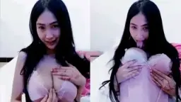 Awcece Live Di Bling2, Jilat Uting Dengan Gaya Seksi Dan Menggoda