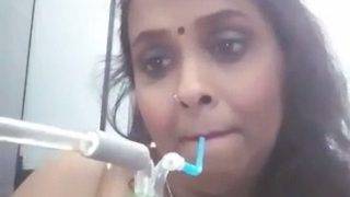 Bidadari Telanjang Desi Nikmati Sensasi Hookah Yang Menggoda