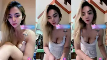 Cici Bai Telanjang Dada, Belahan Payudara Mulusnya Menggoda