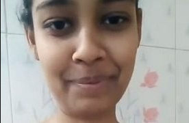Desi Melepas Kutang Dan Berpose Seksi Sendirian
