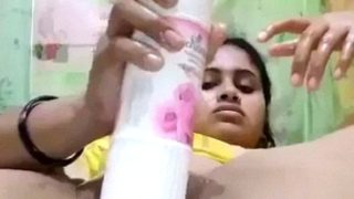 Gadis Seksi Mainin Botol Pewangi Kamar Buat Puasin Nafsu