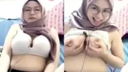 Jilbab Seksi Bergaya Dengan Kacamata Memamerkan Payudara Montok