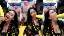 Ochi Berlian Menggoda Payudaranya Sambil Mengisap Mentimun Besar