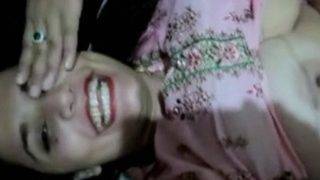 Tante Karachi Bugil Tampilkan Tubuh Seksi Di Video Panas