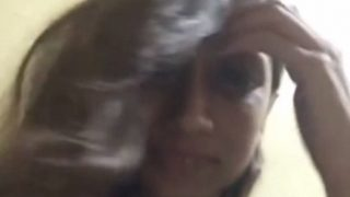 Video Gadis India Perawan Mahasiswi Mengangkat Kaos