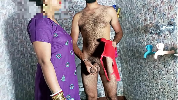 सौतेली माँ ने बाथरूम में अंडरवियर में लंड हिलाते पकड़ा, फिर चुदाई करवा ली – हिंदी में गंदी आवाज़ वाला पोर्न