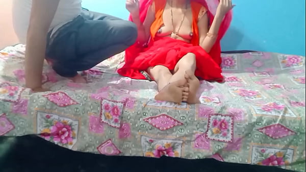 भाभी ने देवर के साथ अकेलेपन का मज़ा लेते हुए उठा दिया पेटीकोट
