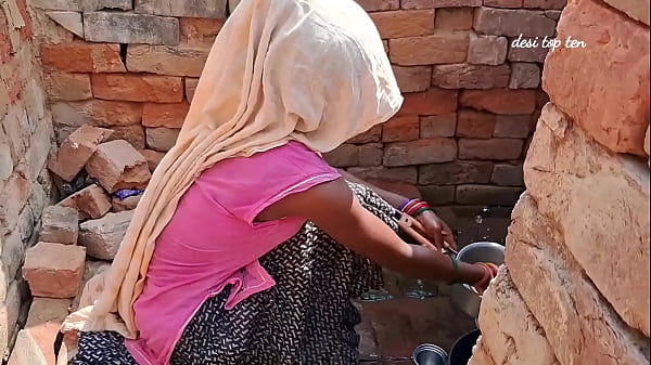 पति का उबाल आया, बर्तन धोती पत्नी को कमरे में घसीटकर जमकर चोदा