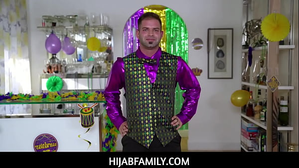 Violet Gems, Si Gadis Berhijab Yang Seksi, Menikmati Sesi Maniknya Sebelum Mempelajari Cara Memuaskan Nicky Dengan Mulutnya.