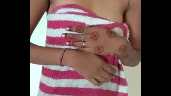 Gadis India Yang Menggoda Dengan Liku-liku Tubuhnya Yang Memikat