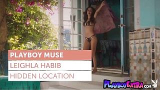 Leighla Habib, Si Arab Seksi Yang Tersenyum Menggoda, Melepas Pakaian Dan Mandi Basah