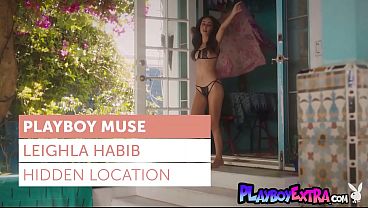 Leighla Habib, Si Arab Seksi Yang Tersenyum Menggoda, Melepas Pakaian Dan Mandi Basah