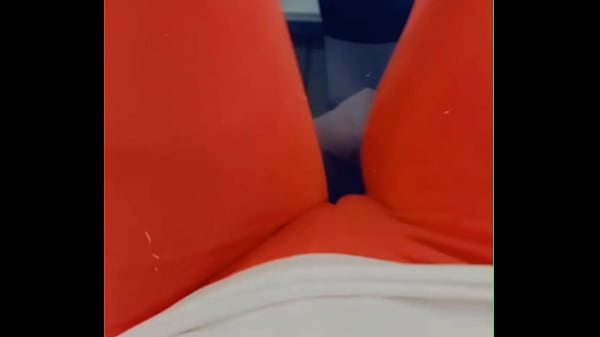 Kontolku Menonjol Saat Ngegym