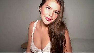 Corriendo A Escondidas En La Habitación De Mi Mejor Amiga, Su Hermano Me Llena La Boca Con Su Leche Caliente
