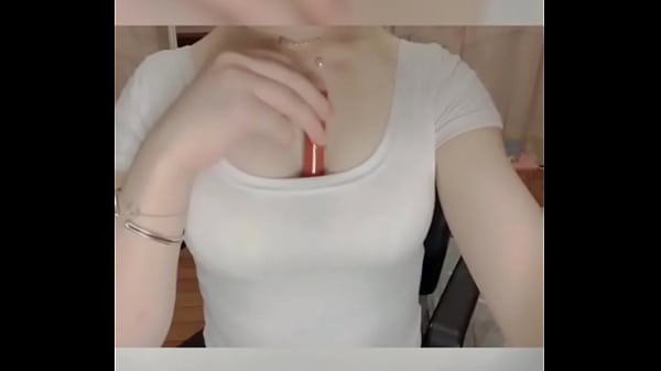 Gadis Tiongkok Dengan Payudara Besar Memamerkan Teteknya