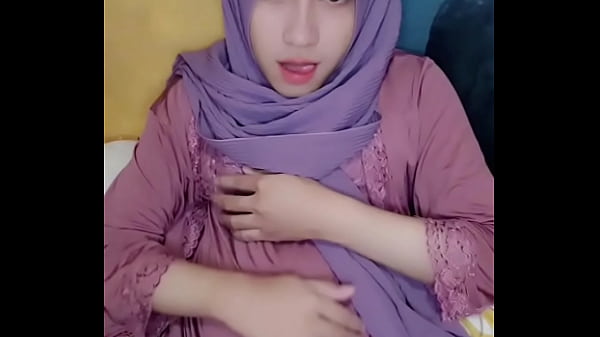 Gadis Solo Berhijab Yang Menggoda Dengan Gaya Lintas Busana