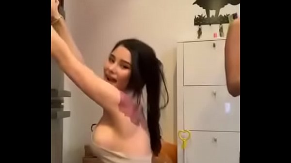 Gadis-gadis Tampil Telanjang Di Facebook Live