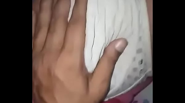 Istri Desi Memekuk Payudara Besar