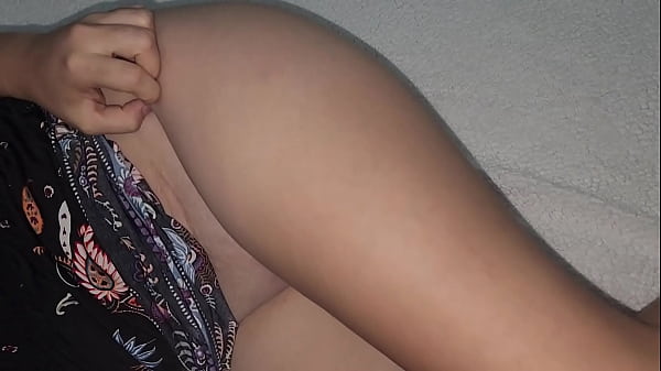 Adik Tiriku Yang Seksi Pamer Pantat Saat Nonton Tv Bersama