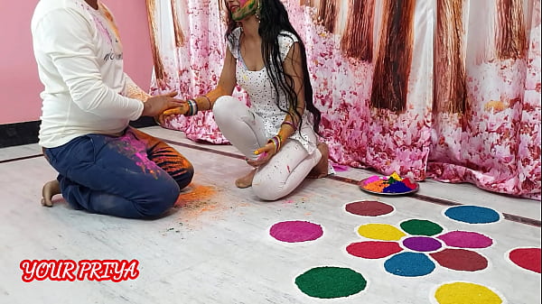 Pesta Holi Yang Panas: Priya Dari India Beraksi Mesra Dengan Kakak Tiri Di Hari Raya Warna