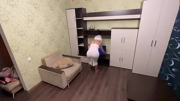 Ibu Tiri Ingin Mengatur Tv Malah Dapat Kontol Anaknya Di Pantat