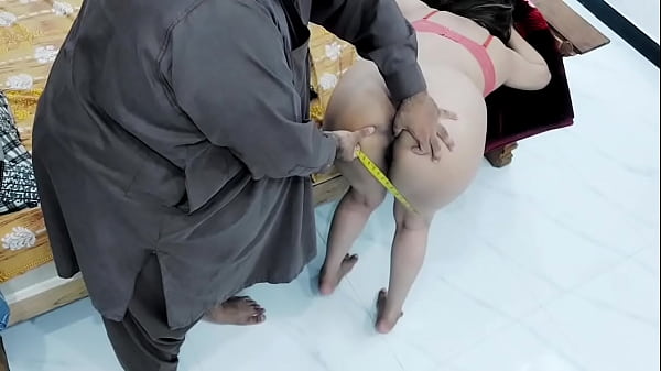Penjahat India Menggila Di Pantat Besar Gadis Desa Gawar, Bercinta Kasar Doggy Style Dengan Bisikan Mesra Hindi