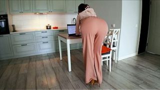 Ibu Tiri Yang Galak Menangkap Anak Tirinya Ereksi Saat Ia Sedang Bekerja