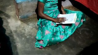 Desi Bhabhi Yang Berapi-api Membaca Buku Dan Menggoda Gurunya
