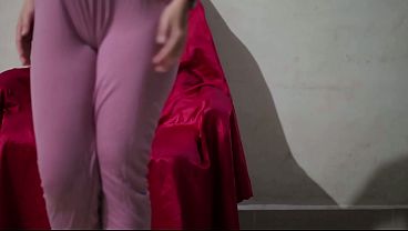 Cewek Tionghoa Pakai Tanktop Satin, Genit Buka-bukaan Di Depan Kamera