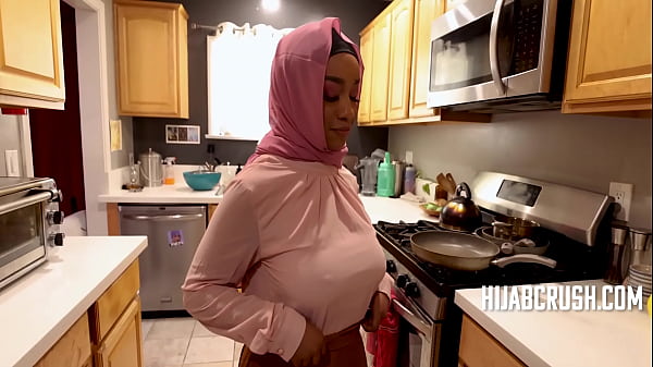 Hijab Lily Starfire, Montok Bikin Sihir Di Atas Pelana