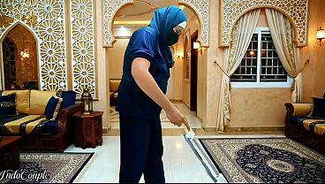Pembantu Muslimah Berjilbab Disuruh Ngewe Mulut Sama Majikan, Habis Itu Telan Semua