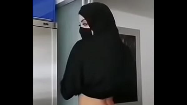 Gadis Berhijab Montok Dengan Payudara Besar Melakukan Tarian Telanjang