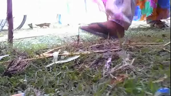 Desi Pipis Basahin Lantai, Nungging Sambil Ngocok Air Kencing.