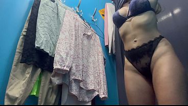 Ganti Baju Di Ruang Fitting, Ada Kamera Tersembunyi, Cewek Rusia Montok Dengan Puting Menonjol.