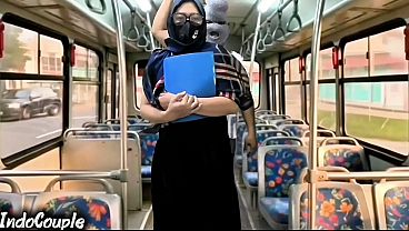 Istri Muslim Pulang Dari Kampus Naik Bus, Langsung Digaruk Orang Asing Di Atas Hijabnya.