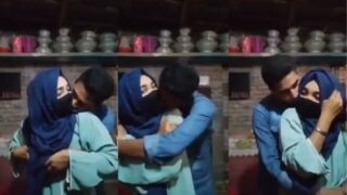 Cewek Di Karachi Dicolok Colokin Kakaknya Di Belakang Bokap Nyokap.